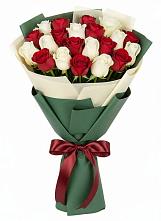 Букет Микс из красных и белых роз в Калининске