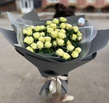 Букет Белые кустовые розы Солинеро в Калининске