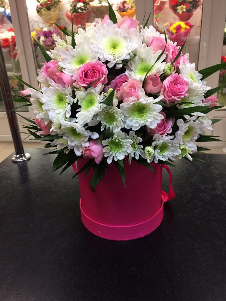 Цветочная композиция из Розы и Хризантемы в шляпной коробке в Калининске