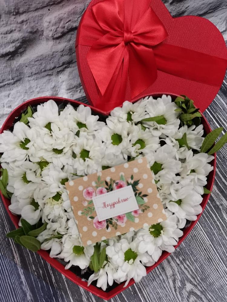 Цветочная композиция из Хризантемы в виде сердца в Калининске