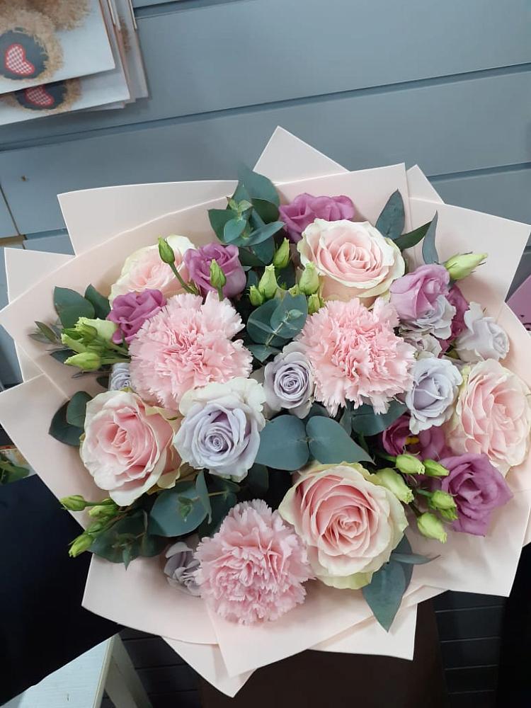 Букет цветов из: Розы, Гвоздики и Лизиантусы в Калининске