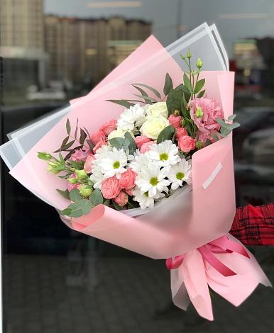 Букет цветов из: Розы, Лизиантусы и Хризантемы в Калининске